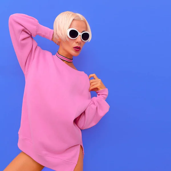 Blonde Dame Mode Accessoires Zonnebrillen Choker Stijlvolle Hoody Roze Trendy — Stockfoto