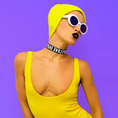 Yağma modeli moda aksesuarları. Beanie Cap, güneş gözlüğü ve gerdanlık. Dans kulübü parti stil