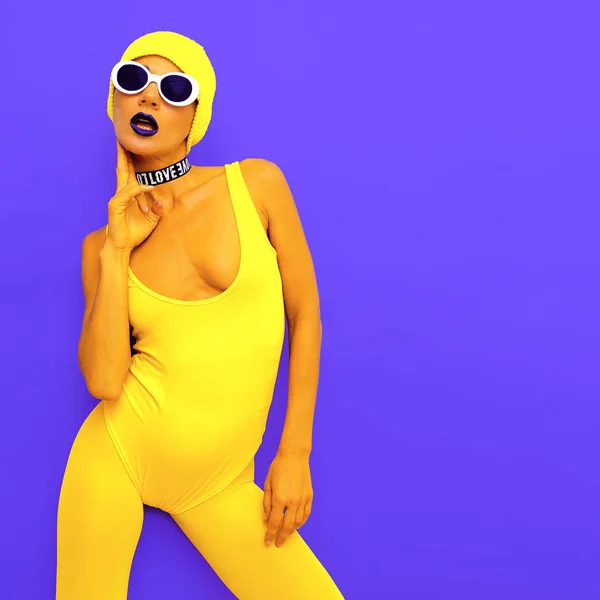 Glam Seksi Model Moda Aksesuarları Gerdanlık Güneş Gözlüğü Beanie Cap — Stok fotoğraf
