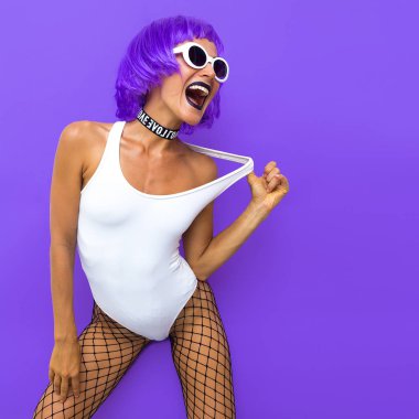 Gece kulübü parti tarzı. Seksi manken. Ucube parti vibes