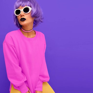 Yaşam renklidir. Mor saç ve parlak şık kıyafet kız moda