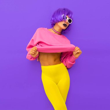 Mor saç ve parlak şık eğilimler kıyafeti ile moda kız. Renkli parti vibes