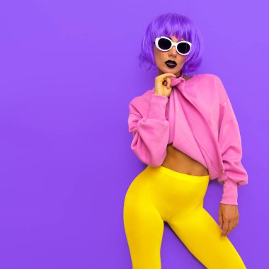 Mor saç ve parlak şık eğilimler kıyafet moda Model. Renkli parti vibes
