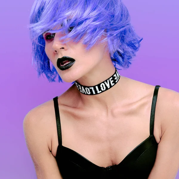 Modèle Sensuel Aux Cheveux Violets Tenue Soirée Vibes Folles Bizarres — Photo
