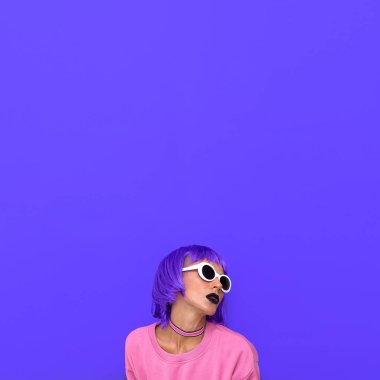 Mor saçlı şık kız. Renkli moda stil. Hayat renktir