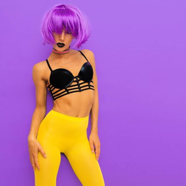 Ucube parti seksi Model gece kulübü tarzı. Moda clubbing kıyafeti