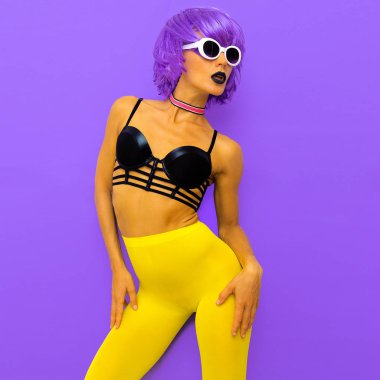 Ucube parti seksi kız gece kulübü tarzı. Moda clubbing kıyafeti