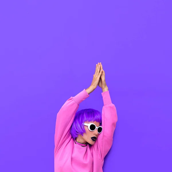 紫髪のスタイリッシュな女の子は カラフルなファッションのスタイル — ストック写真