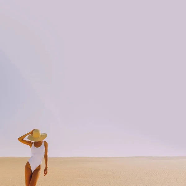 ビーチの女性 最小限の砂漠の風景 休暇感じ — ストック写真