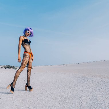 Modeli moda ucube parti tarzı. Çok az yerde