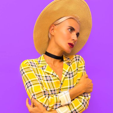 Şehvetli kız bir hasır şapka ve kareli gömlek. Ülke stil