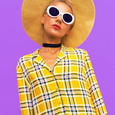 Bir hasır şapka ve kareli gömlek modeli. Moda ülke stil. Şık aksesuarlar