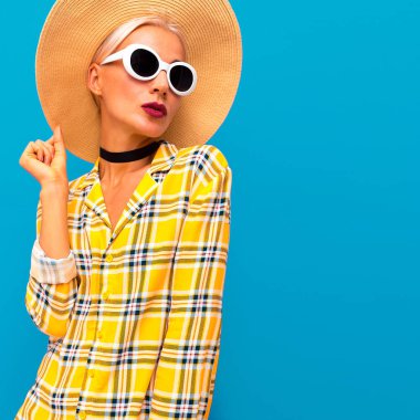 Hasır şapka ve kareli gömlek moda Model. Ülke şık aksesuarlar