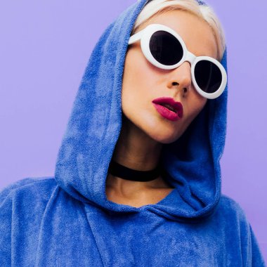 Kaçık kız. Kentsel en az tarzı. Hoody ve moda gözlük