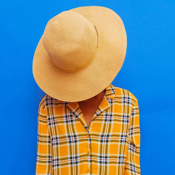 Kız Bir Hasır Şapka Kareli Gömlek Ülke Stil — Stok fotoğraf