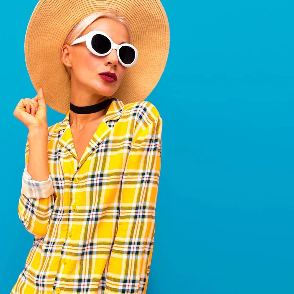 麦わら帽子と市松模様のシャツでファッションモデル 国のスタイリッシュなアクセサリー — ストック写真