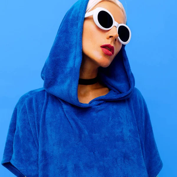 Freak Girl Urban Minimal Style Hoody Fashionable Sunglasses — Stock Photo, Image