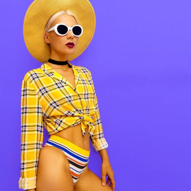 Kız plaj ülke stil. Moda aksesuar şapka ve güneş gözlüğü. Kareli ve şerit eğilim