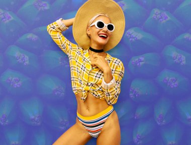 Mutlu oldukça Model ülke Beach tarzı. Moda aksesuar şapka 