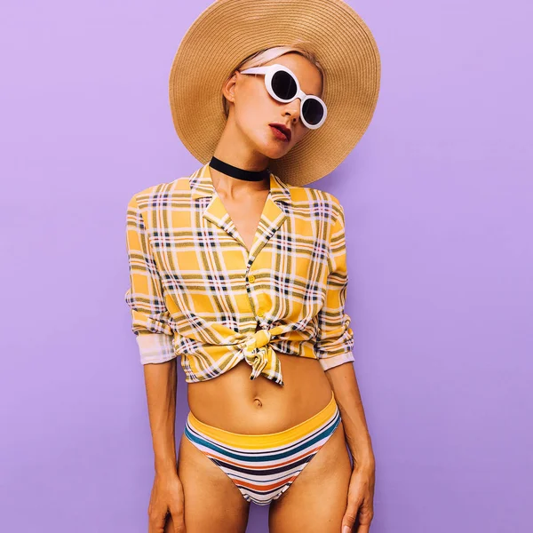 Mode Modell Beach Lantlig Stil Trendiga Accessoarer Hatt Och Solglasögon — Stockfoto