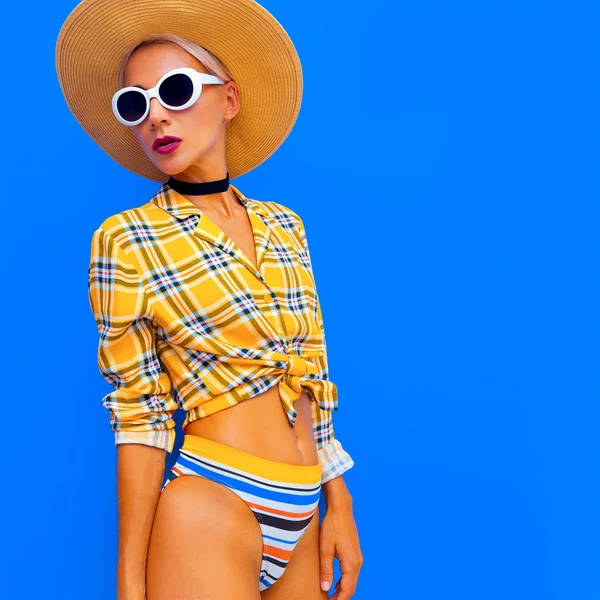 Lady Beach Lantlig Stil Mode Accessoarer Hatt Och Solglasögon Trendiga — Stockfoto
