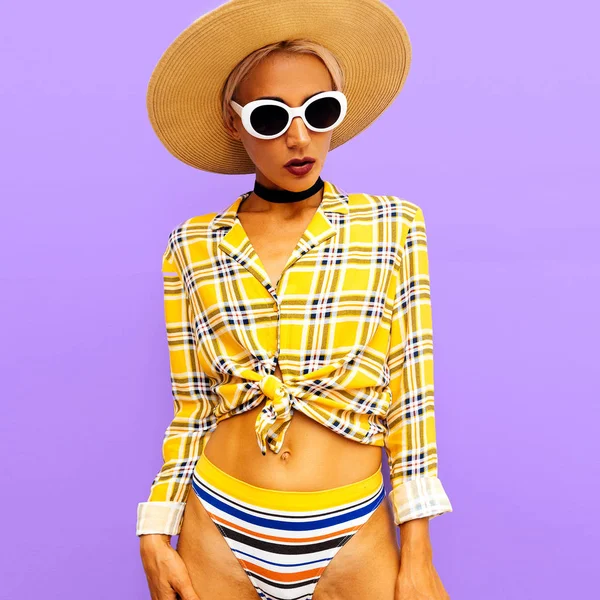 Dziewczyna Plaży Wiejskim Stylu Moda Akcesoria Kapelusz Okulary Przeciwsłoneczne Kratkę — Zdjęcie stockowe
