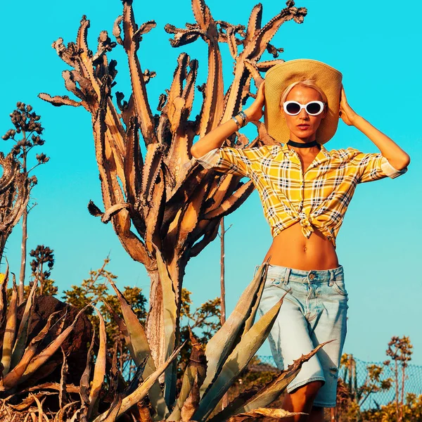 Reizende Mode Meisje Canarische Eilanden Land Stijl Outfit Cactus Locatie — Stockfoto