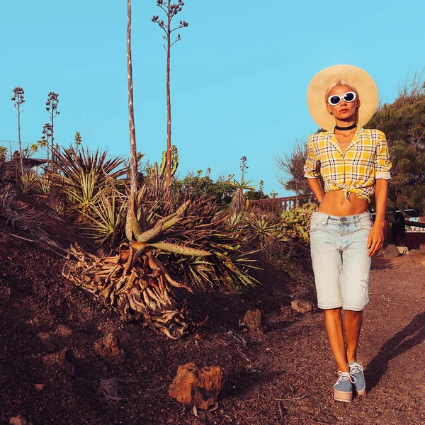 Reizen Mode Meisje Canarische Eilanden Land Stijl Outfit Woestijn — Stockfoto