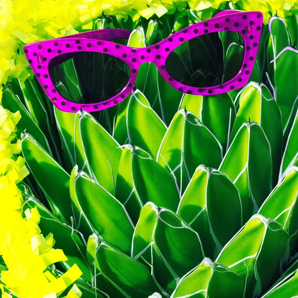 Stylische Sonnenbrille Auf Kakteenhintergrund Accessoires Modetrend — Stockfoto
