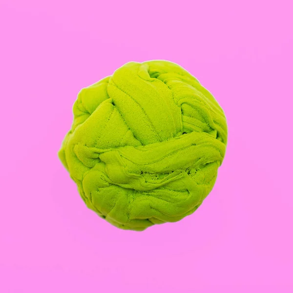 Groene plasticine bal minimale kleuren kunst — Stockfoto
