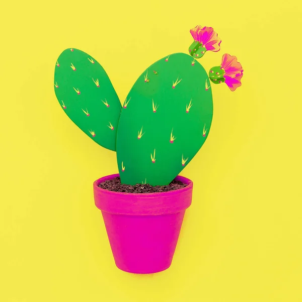 Cactus in legno su fondo giallo. Minimo. Arte flat lay. Cactu — Foto Stock