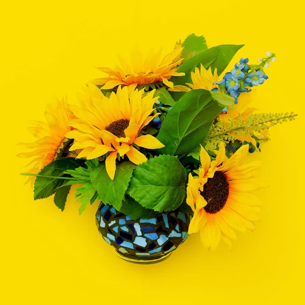 Girassol em um pote em um fundo amarelo. Vibrações de verão — Fotografia de Stock