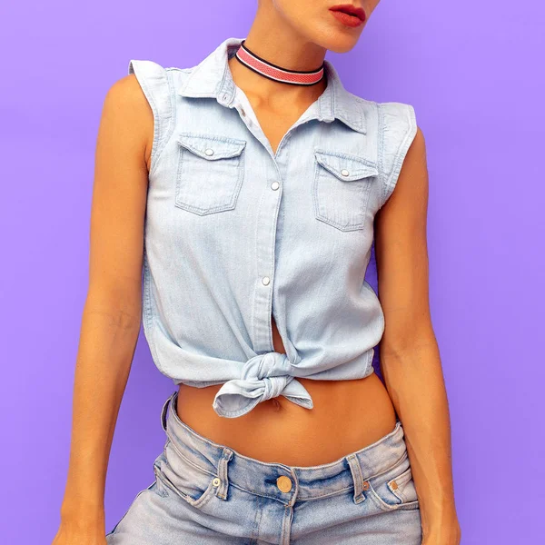 Mode meisje in de zomer stijlvolle jeans outfit. Zonnebril. Choker — Stockfoto