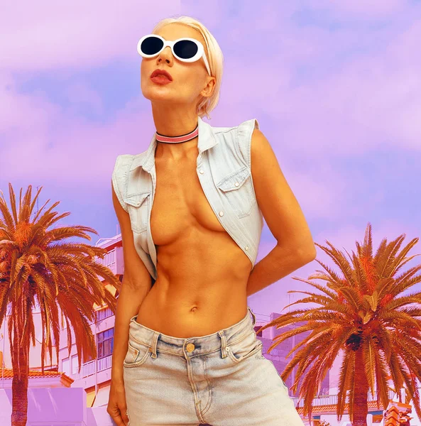 Модна дівчина на літньому пляжі стильний джинсовий одяг. Сонцезахисні окуляри — стокове фото