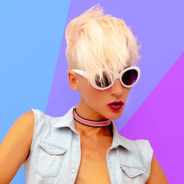 Kısa bir saç kesimi ile şık sarışın