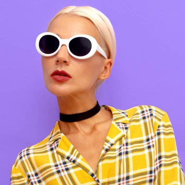 Şık yaz aksesuarları moda sarışın modeli. Choker ve s