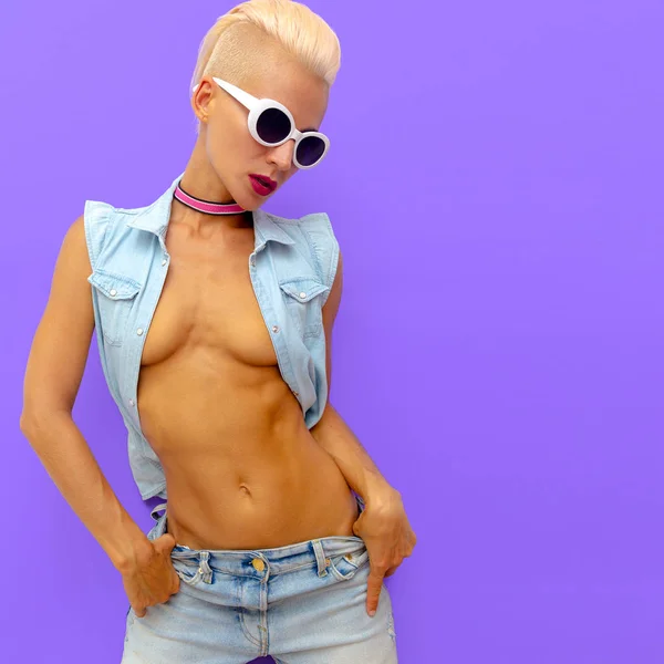 Грайливий Сексуальна блондинка модель в джинсовому Екіпіровка. Літній стиль вечірки — стокове фото