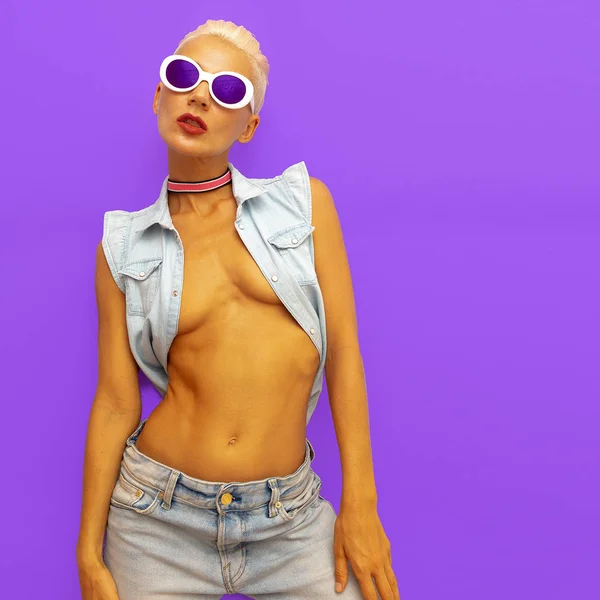 Modello bionda sexy in denim e girocollo. Stile Summer Party — Foto Stock