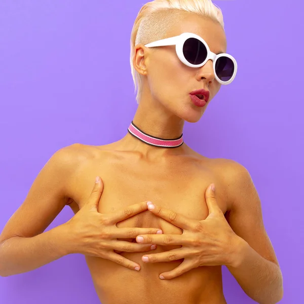 Sexy gebräunte Blondine in modischen Accessoires Choker und Sonnenbrille. — Stockfoto