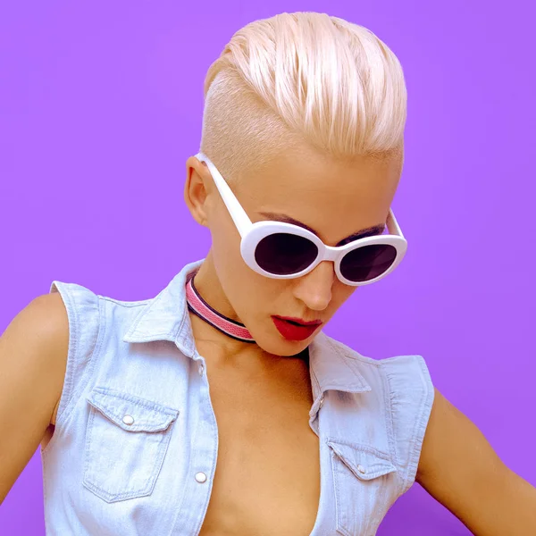 Snygg blondin med en kort frisyr och modeaccessoar sungla — Stockfoto