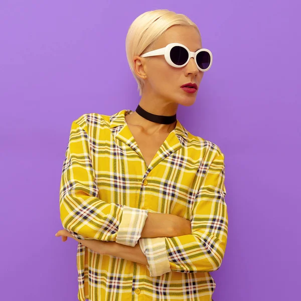 Şık yaz aksesuarları sevimli sarışın modeli. Choker ve söylenen