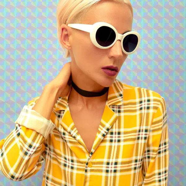Módní blondýnka ve stylovém letním příslušenství. Choker a slunečník — Stock fotografie