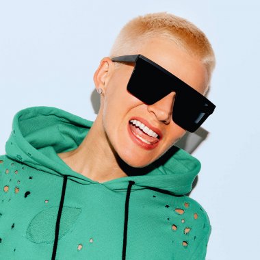 Trendy kısa saç kesimi ve şık bir görünüm ile Tomboy güzel kız. 