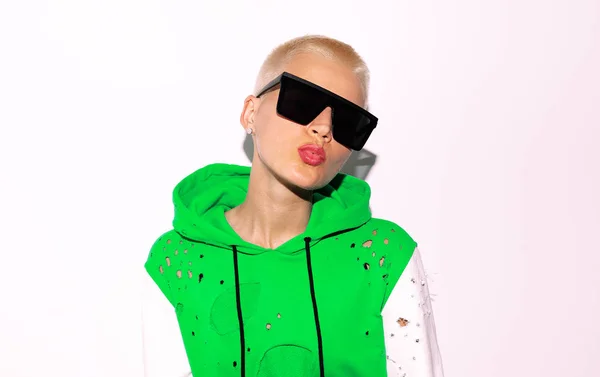 Tomboy Fashion Girl met een korte blonde kapsel en stijlvolle look — Stockfoto
