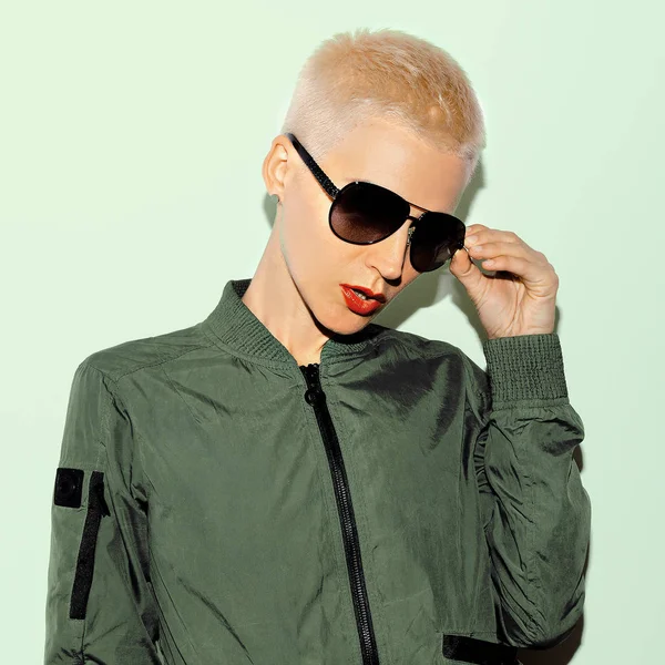 Modèle Blonde dans le style militaire et lunettes de soleil de mode — Photo