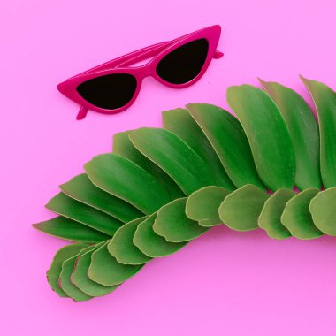 Şık güneş gözlüğü. Yaz aksesuar trendleri