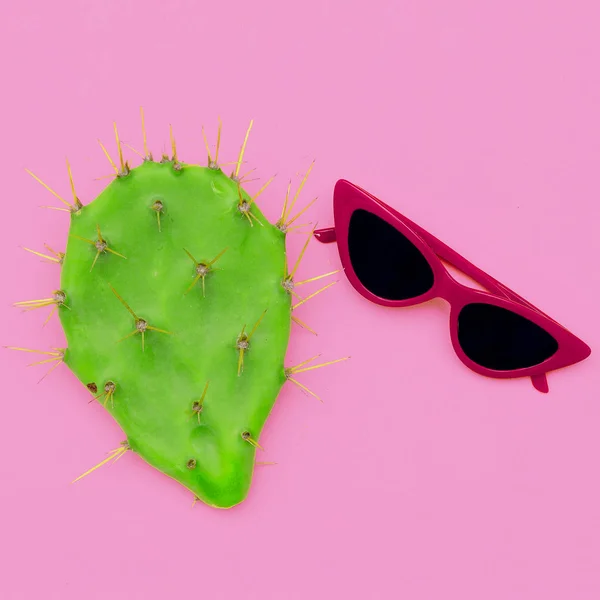 Modische Sonnenbrille. Sommer-Accessoire. flache Lage — Stockfoto