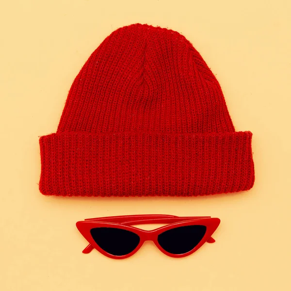 Stijlvolle zonnebrillen en hoed. Hipster accessoire. Platte lay — Stockfoto