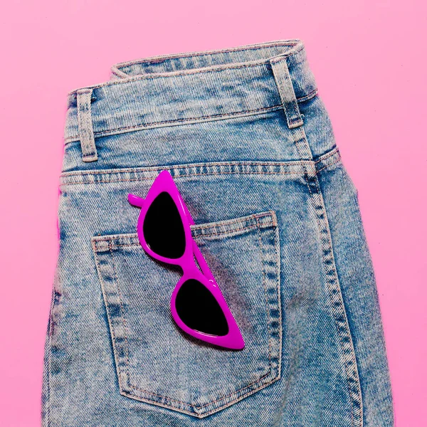 Stijlvolle zonnebrillen en jeans. Zomerlook — Stockfoto
