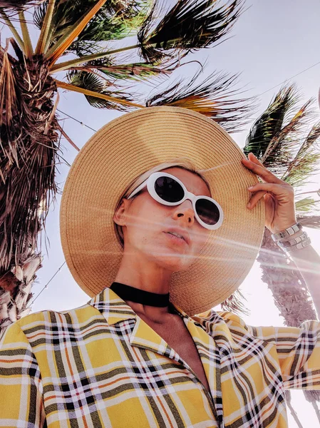 Landelijke stijl meisje selfie. Zomer outfit — Stockfoto